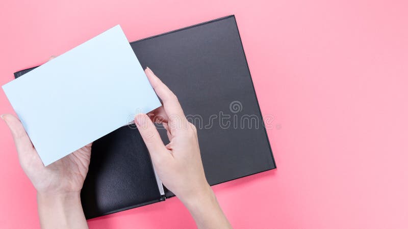 τετράγωνη μπλε κάρτα με άδειο χώρο για κείμενο και σχέδιο στο χέρι νεαρή γυναίκα σε ροζ φόντο. χρώμα του έτους 2023 στοκ φωτογραφίες με δικαίωμα ελεύθερης χρήσης