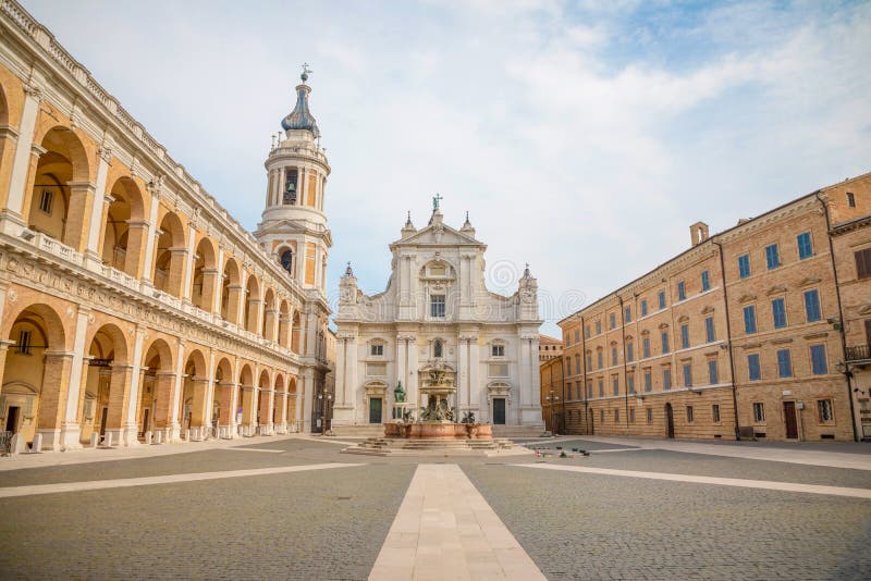 Τετράγωνο Loreto, della Santa Casa στην ηλιόλουστη ημέρα, σκεπαστή είσοδος πρόσοψης στην πλευρά, άνθρωποι βασιλικών στο τετράγωνο στοκ εικόνες Τετράγωνο Loreto, della Santa Casa στην ηλιόλουστη ημέρα, σκεπαστή είσοδος πρόσοψης στην πλευρά, άνθρωποι βασιλικών στο τετράγωνο στοκ εικόνες