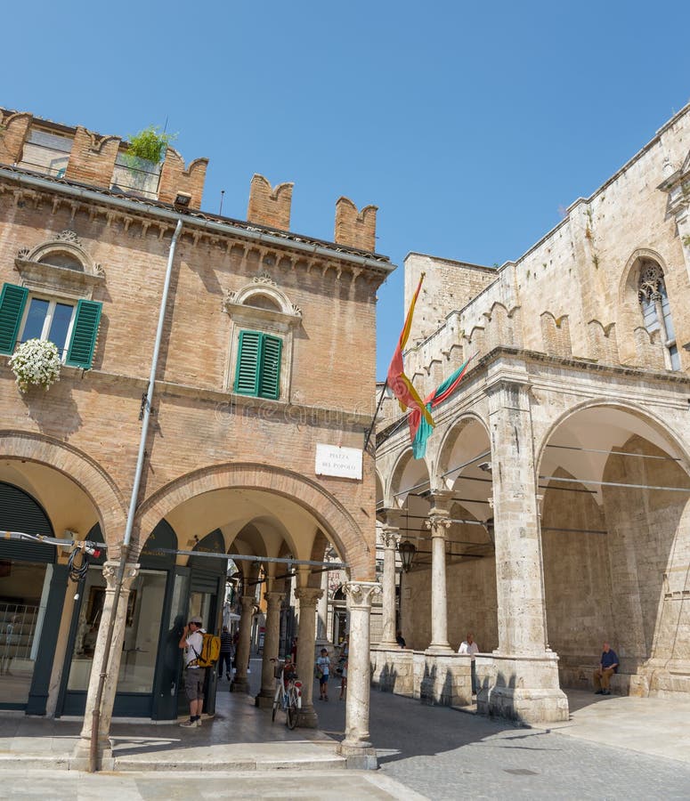 Τετράγωνο ανθρώπων σε Ascoli - ΤΠ στοκ φωτογραφία Τετράγωνο ανθρώπων σε Ascoli - ΤΠ στοκ φωτογραφία