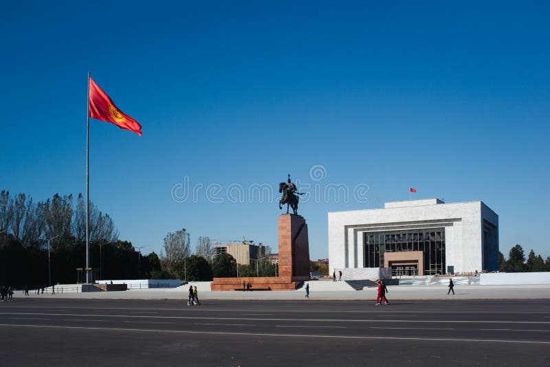 Τετράγωνο της ΑΛΑ επίσης που κυματίζει τη σημαία του Κιργισίου στο κοντάρι σημαίας με το άγαλμα Manas ηρώων και το σημείο άποψης στοκ φωτογραφία Τετράγωνο της ΑΛΑ επίσης που κυματίζει τη σημαία του Κιργισίου στο κοντάρι σημαίας με το άγαλμα Manas ηρώων και το σημείο άποψης στοκ φωτογραφία