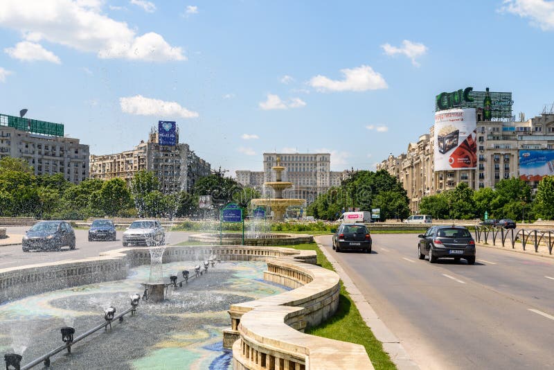 Τετραγωνικά πηγή ένωσης και σπίτι του παλατιού ανθρώπων ή του Κοινοβουλίου στο Βουκουρέστι στοκ φωτογραφίες Τετραγωνικά πηγή ένωσης και σπίτι του παλατιού ανθρώπων ή του Κοινοβουλίου στο Βουκουρέστι στοκ φωτογραφίες