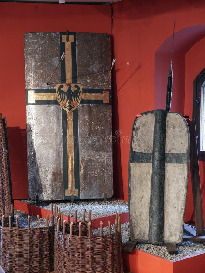 Τευτονικές ασπίδες στο μουσείο κάστρων Malbork, Πολωνία στοκ φωτογραφία Τευτονικές ασπίδες στο μουσείο κάστρων Malbork, Πολωνία στοκ φωτογραφία