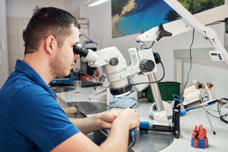 τεχνικός σε οδοντιατρικό εργαστήριο που εργάζεται με μικροσκόπιο στοκ εικόνες με δικαίωμα ελεύθερης χρήσης