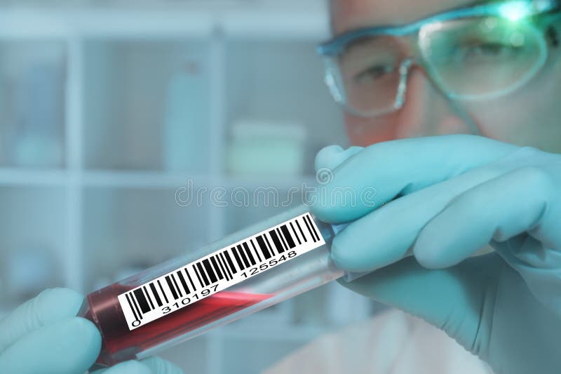 Τεχνολογία με ένα ιατρικό δείγμα στοκ φωτογραφίες Τεχνολογία με ένα ιατρικό δείγμα στοκ φωτογραφίες