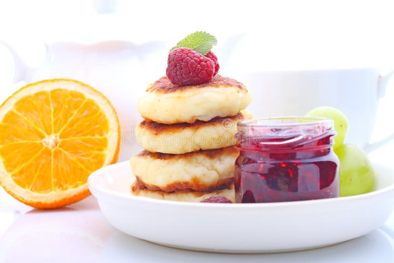 Τηγανίτες Ricotta, Syrniki (τηγανίτες τυριών εξοχικών σπιτιών, Fritters του τυριού εξοχικών σπιτιών) στοκ εικόνες Τηγανίτες Ricotta, Syrniki (τηγανίτες τυριών εξοχικών σπιτιών, Fritters του τυριού εξοχικών σπιτιών) στοκ εικόνες