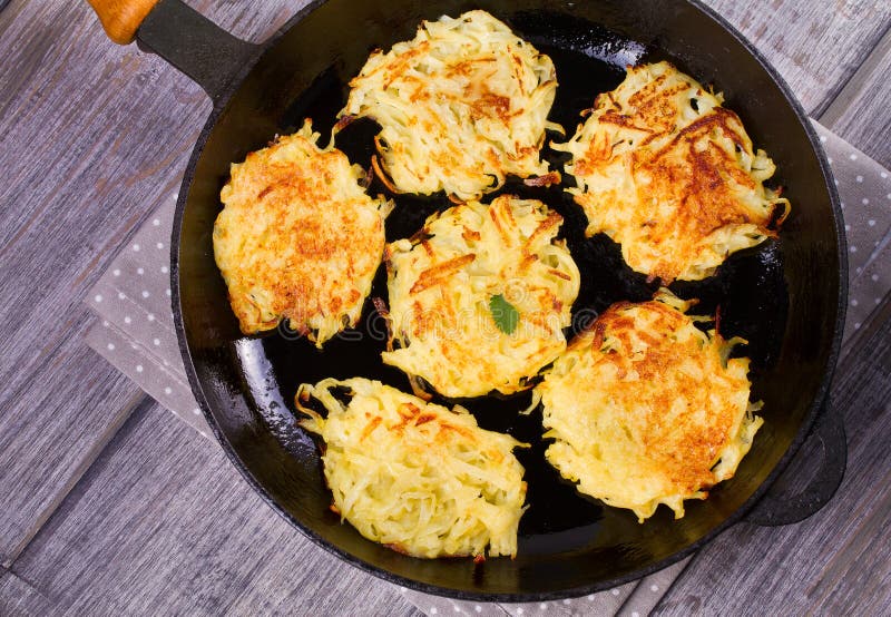 Τηγανίτες πατατών Φυτικά fritters Latkes στο τηγάνισμα του τηγανιού στοκ φωτογραφία με δικαίωμα ελεύθερης χρήσης Τηγανίτες πατατών Φυτικά fritters Latkes στο τηγάνισμα του τηγανιού στοκ φωτογραφία με δικαίωμα ελεύθερης χρήσης
