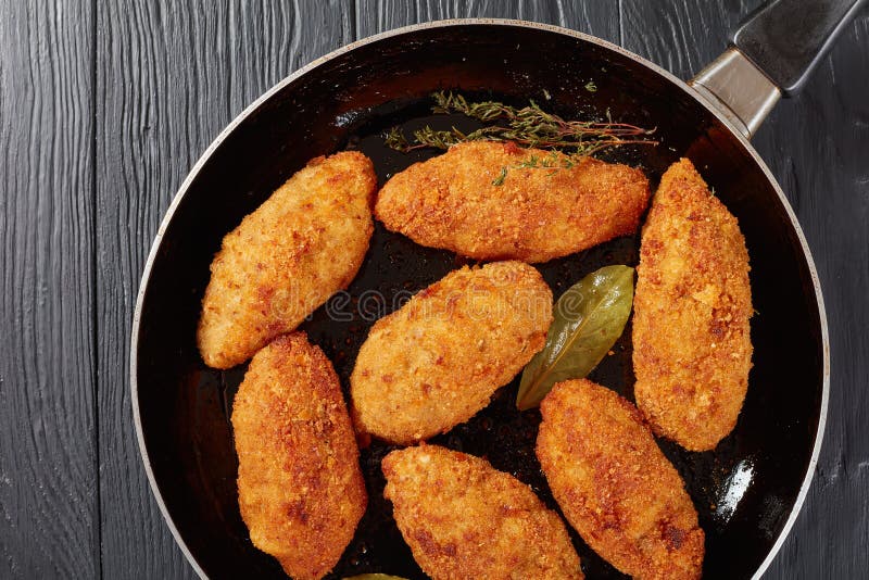 Τηγανισμένα croquettes κρέατος σε ένα skillet στοκ φωτογραφίες Τηγανισμένα croquettes κρέατος σε ένα skillet στοκ φωτογραφίες
