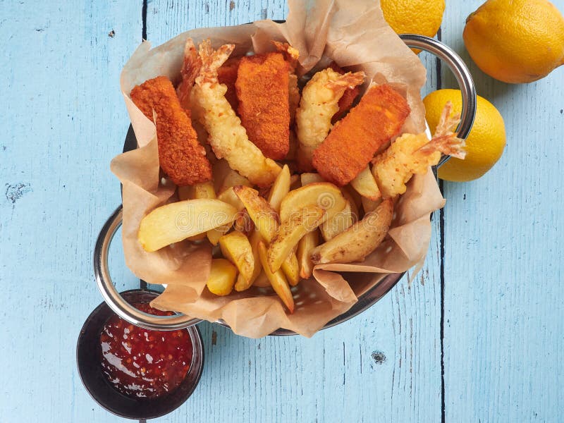 Τηγανισμένα δάχτυλα ψαριών, γαρίδες tempura και σφήνες πατατών στοκ εικόνες Τηγανισμένα δάχτυλα ψαριών, γαρίδες tempura και σφήνες πατατών στοκ εικόνες