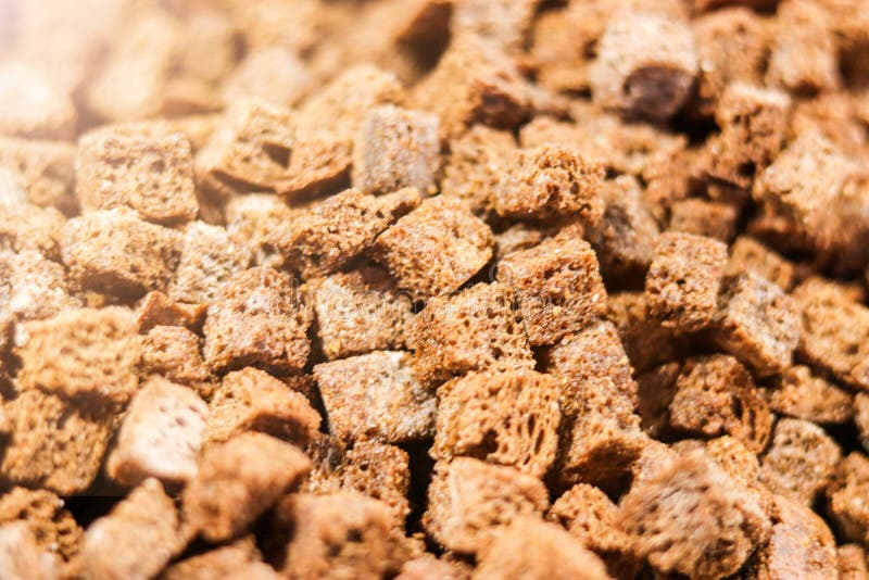 Τηγανισμένα φρυγανιά ή croutons από το ψωμί σίκαλης στοκ φωτογραφίες
