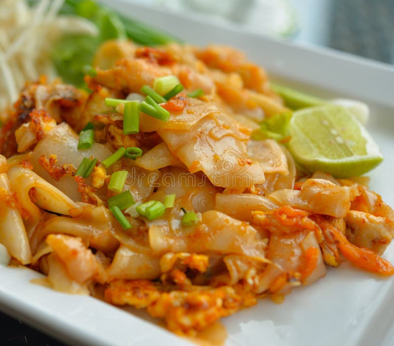 τηγανισμένο κοτόπουλο noodle & στοκ φωτογραφία με δικαίωμα ελεύθερης χρήσης τηγανισμένο κοτόπουλο noodle & στοκ φωτογραφία με δικαίωμα ελεύθερης χρήσης