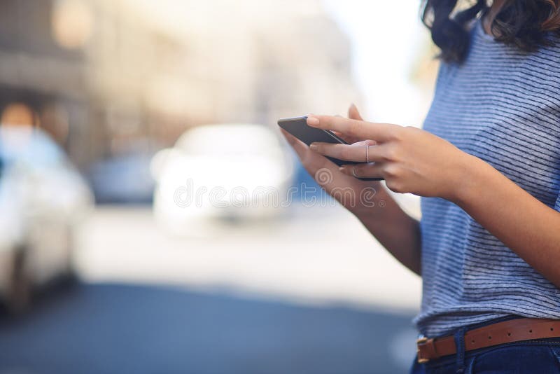τηλέφωνο με χέρια και αποστολή μηνυμάτων με άτομα στο δρόμο για έλεγχο του προγράμματος σε στάση λεωφορείου για ταξίδι στο μετρό. στοκ φωτογραφία