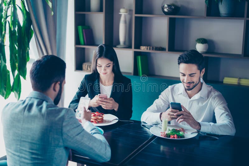 Τηλεφωνικός εθισμός κυττάρων Νέα γενιά, πολυάσχολοι άνθρωποι, μεσημεριανό γεύμα και εγώ στοκ εικόνα με δικαίωμα ελεύθερης χρήσης Τηλεφωνικός εθισμός κυττάρων Νέα γενιά, πολυάσχολοι άνθρωποι, μεσημεριανό γεύμα και εγώ στοκ εικόνα με δικαίωμα ελεύθερης χρήσης