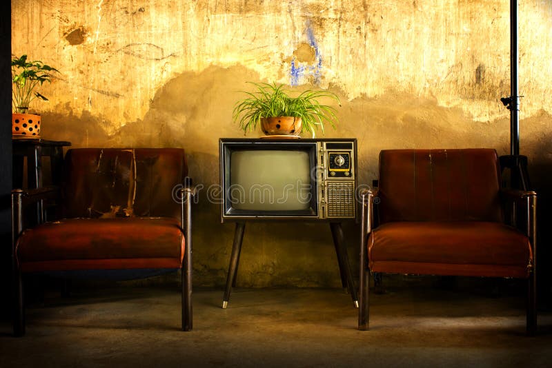 Τηλεόραση εποχής, Antique TV, τεχνολογία Retro, Παλιά τηλεόραση και παλαιός κόκκινος καναπές σε δωμάτιο στοκ εικόνα με δικαίωμα ελεύθερης χρήσης