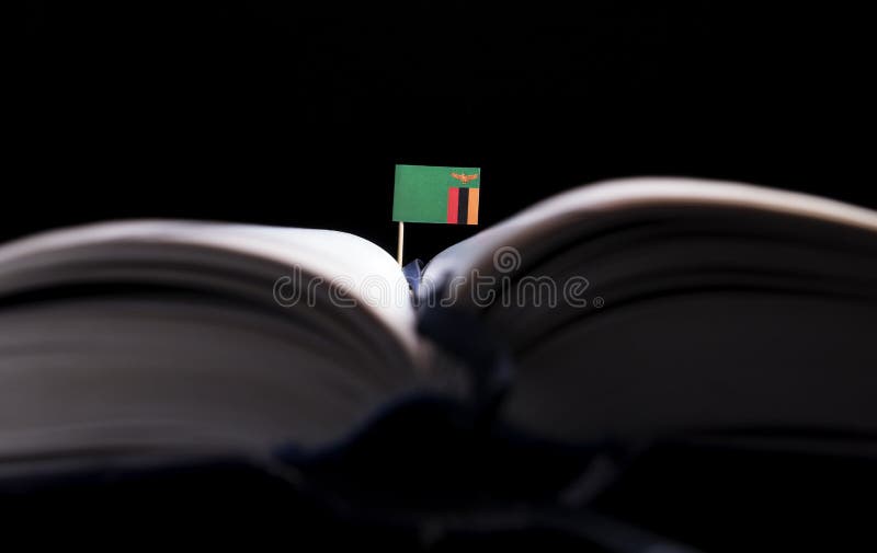 Της Ζάμπια σημαία στη μέση του βιβλίου Γνώση και εκπαίδευση στοκ φωτογραφίες με δικαίωμα ελεύθερης χρήσης Της Ζάμπια σημαία στη μέση του βιβλίου Γνώση και εκπαίδευση στοκ φωτογραφίες με δικαίωμα ελεύθερης χρήσης