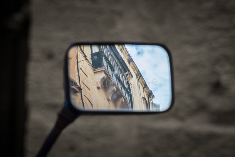 Της Μάλτα μπαλκόνια στον ουρανό καθρεφτών στοκ εικόνες Της Μάλτα μπαλκόνια στον ουρανό καθρεφτών στοκ εικόνες