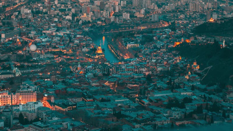 τιφλίδα γεωργία. αυξημένη θέα σκηνής του πάρκου στην τιφλίδα γεωργία. απογευματινή θέα του κέντρου της πόλης στο