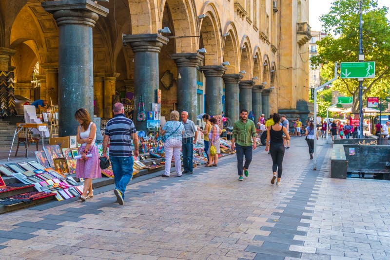 Τιφλίδα, Γεωργία - 30 08 2018: Πεζός δρόμος στη λεωφόρο Rustaveli, με την όμορφη γκαλερί τέχνης του στοκ φωτογραφίες με δικαίωμα ελεύθερης χρήσης Τιφλίδα, Γεωργία - 30 08 2018: Πεζός δρόμος στη λεωφόρο Rustaveli, με την όμορφη γκαλερί τέχνης του στοκ φωτογραφίες με δικαίωμα ελεύθερης χρήσης