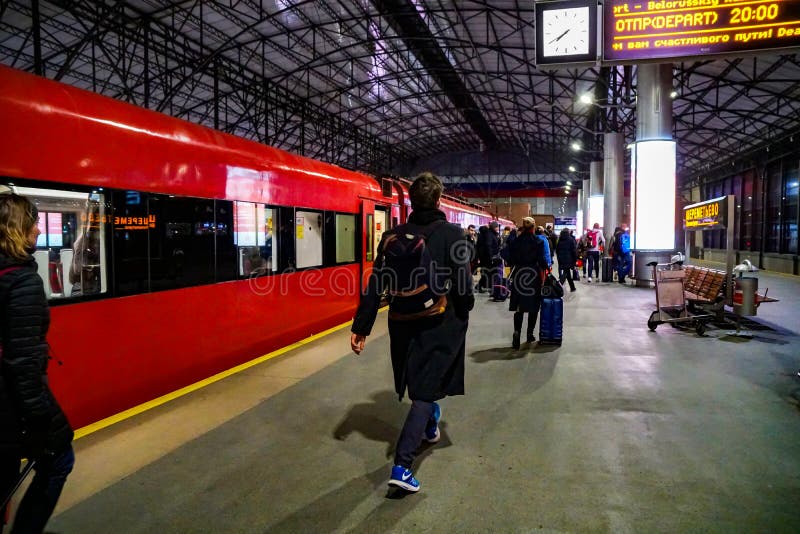 Το Aeroexpress φθάνει στον αερολιμένα Sheremetyevo, άδεια επιβατών το αυτοκίνητο στοκ φωτογραφία με δικαίωμα ελεύθερης χρήσης Το Aeroexpress φθάνει στον αερολιμένα Sheremetyevo, άδεια επιβατών το αυτοκίνητο στοκ φωτογραφία με δικαίωμα ελεύθερης χρήσης