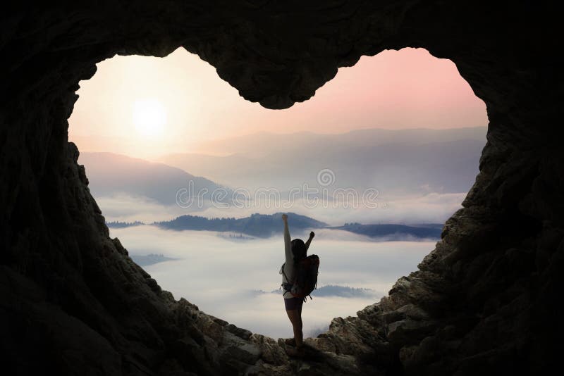 Το Backpacker στη σπηλιά απολαμβάνει τη θέα βουνού στοκ εικόνες Το Backpacker στη σπηλιά απολαμβάνει τη θέα βουνού στοκ εικόνες