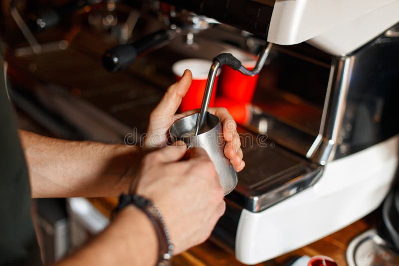 Το Barista κάνει τον καφέ σε μια επαγγελματική μηχανή καφέ σε έναν καφέ στοκ φωτογραφίες Το Barista κάνει τον καφέ σε μια επαγγελματική μηχανή καφέ σε έναν καφέ στοκ φωτογραφίες
