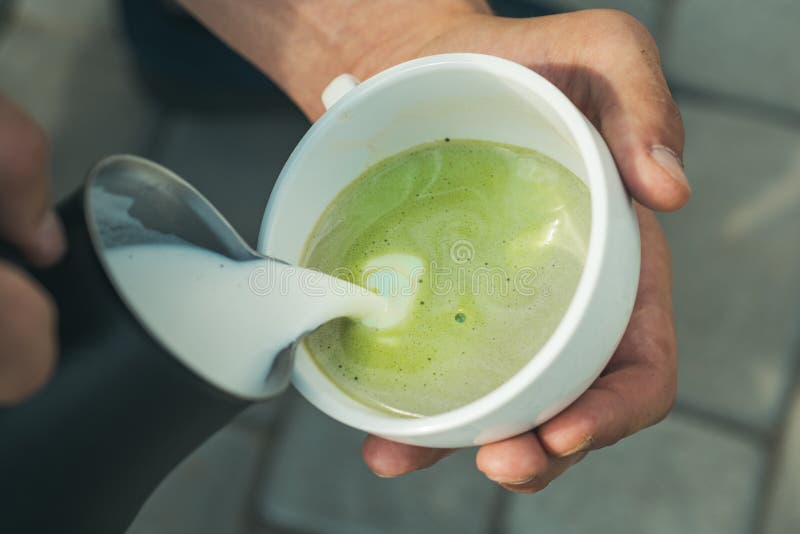 το barista χύνει το γάλα στο ιαπωνικό ποτό τσαγιού Δοκιμάζει εύγευστο τέλειο πρωί με τον πράσινο καφέ Τσάι Matcha latte στοκ εικόνες το barista χύνει το γάλα στο ιαπωνικό ποτό τσαγιού Δοκιμάζει εύγευστο τέλειο πρωί με τον πράσινο καφέ Τσάι Matcha latte στοκ εικόνες