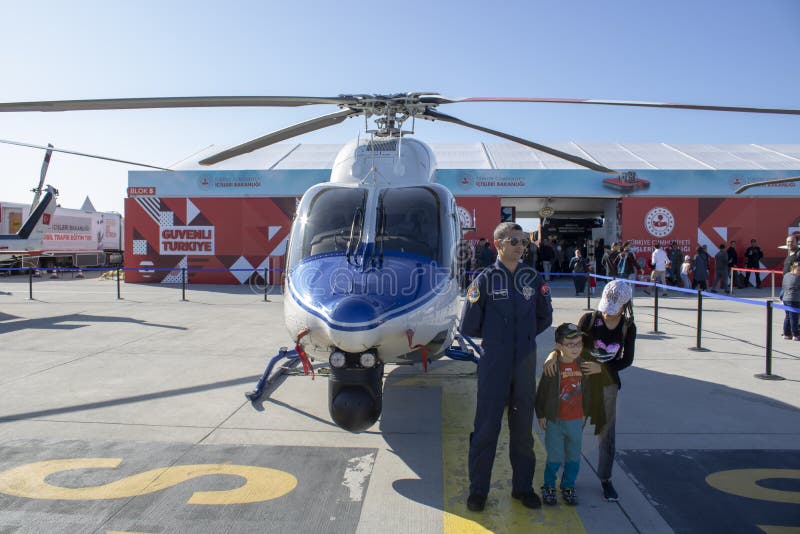 Το Bell 429 είναι αμερικανικό αστυνομικό ελικόπτερο και πιλότος Μικρά αγόρια ποζάρουν στο πλάι στοκ φωτογραφίες με δικαίωμα ελεύθερης χρήσης Το Bell 429 είναι αμερικανικό αστυνομικό ελικόπτερο και πιλότος Μικρά αγόρια ποζάρουν στο πλάι στοκ φωτογραφίες με δικαίωμα ελεύθερης χρήσης