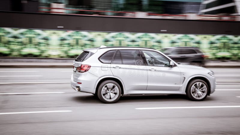 το bmw f15 είναι η τρίτη γενιά x5 διασταύρωσης. ασημί λαμπερές κορυφαίες διαδρομές suv στο δρόμο σε υψηλή ταχύτητα. πλευρική προβο στοκ φωτογραφία