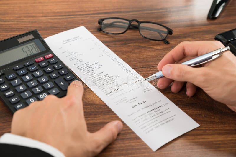 Το Businessperson δίνει τις δαπάνες υπολογισμού στο γραφείο στοκ φωτογραφία με δικαίωμα ελεύθερης χρήσης Το Businessperson δίνει τις δαπάνες υπολογισμού στο γραφείο στοκ φωτογραφία με δικαίωμα ελεύθερης χρήσης