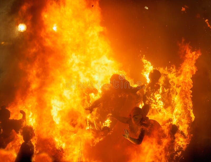 Το Crema στη νύχτα στις 19 Μαρτίου Fallas Βαλένθια όλοι οι αριθμοί είναι έγκαυμα στοκ εικόνα Το Crema στη νύχτα στις 19 Μαρτίου Fallas Βαλένθια όλοι οι αριθμοί είναι έγκαυμα στοκ εικόνα