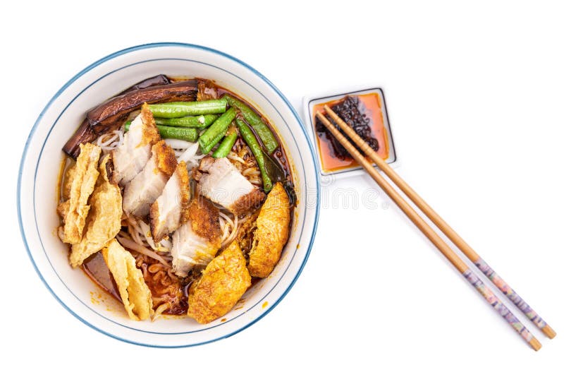 το curry mee ή curry laksa είναι νουντλ που σερβίρεται σε κάρι ζωμό από γάλα κοκκιού συνοδευόμενο από το πηγμένο γάλα από ψητό χοι. το curry mee ή curry laksa είναι νουντλ που σερβίρεται σε τριμμένο ζωμό από γάλα κοκκιού που συνοδεύεται από ψητό χοίρειο πηγμένο κρέας. δημοφιλές στη μαλαισία και στη σιγκαπούρη
