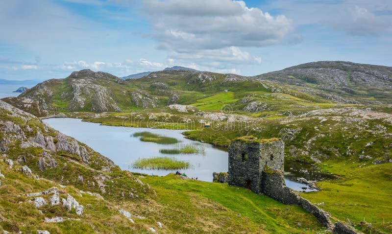 Το Dunlough Castle, καταστροφές σε τρία κάστρα διευθύνει, στη χερσόνησο Mizen, τη κομητεία Κορκ, Ιρλανδία στοκ εικόνα Το Dunlough Castle, καταστροφές σε τρία κάστρα διευθύνει, στη χερσόνησο Mizen, τη κομητεία Κορκ, Ιρλανδία στοκ εικόνα