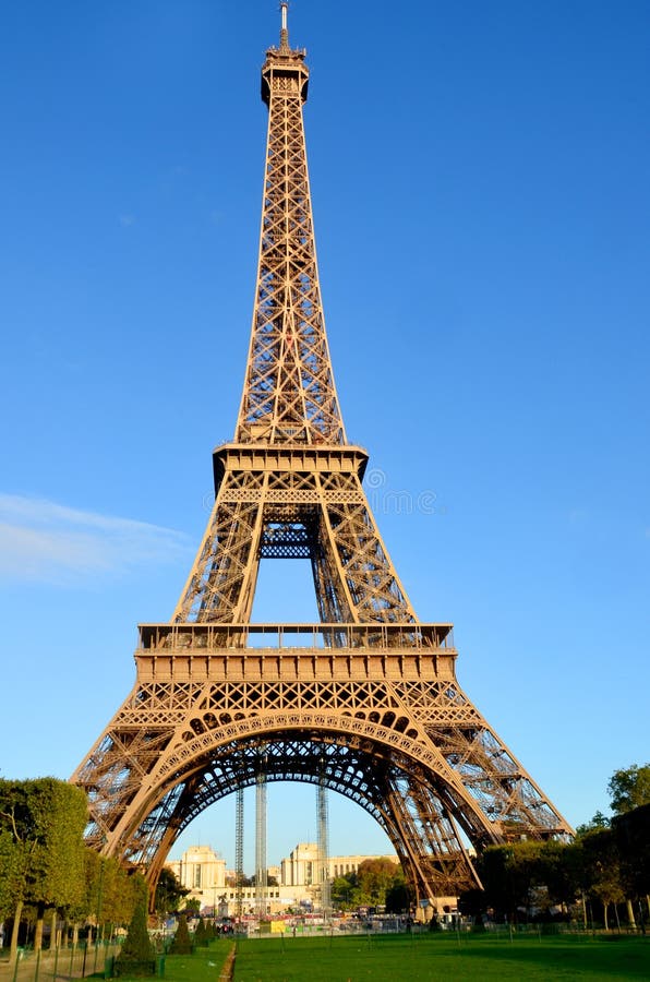 το eiffel tower tour eiffel είναι ένας πύργος με ατέρμονα λάττιρο στοκ εικόνα