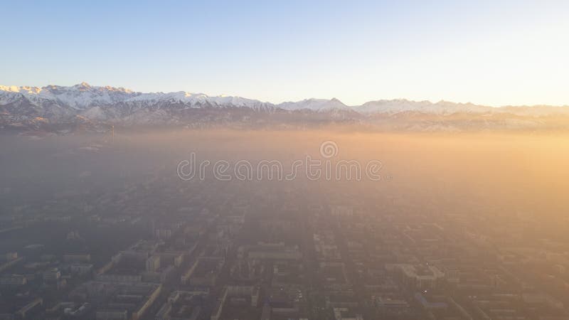 το epic gray smog είναι ορατό στο ηλιοβασίλεμα πάνω από την πόλη στοκ φωτογραφία με δικαίωμα ελεύθερης χρήσης