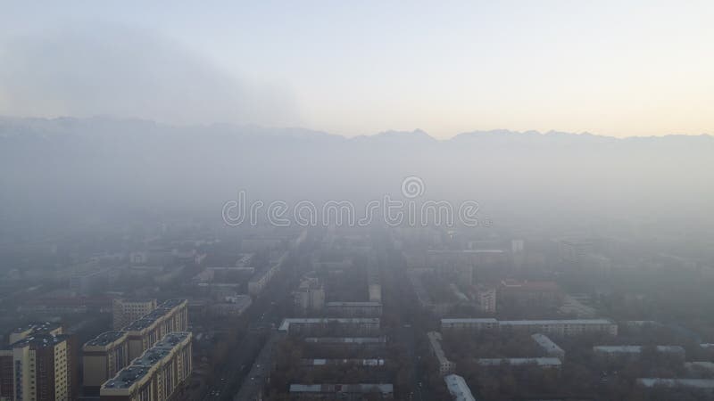 το epic gray smog είναι ορατό στο ηλιοβασίλεμα πάνω από την πόλη στοκ εικόνες