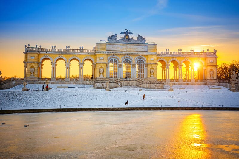 Το Gloriette στο παλάτι Schonbrunn, Βιέννη στοκ φωτογραφία με δικαίωμα ελεύθερης χρήσης Το Gloriette στο παλάτι Schonbrunn, Βιέννη στοκ φωτογραφία με δικαίωμα ελεύθερης χρήσης