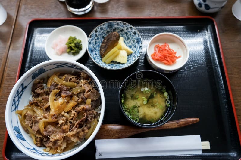 Το Gyudon ή το βόειο κρέας κυλά, ένα ιαπωνικό δημοφιλές πιάτο, στο combo καθορισμένο συμπεριλαμβανομένου του κύπελλου ρυζιού, mis στοκ φωτογραφίες με δικαίωμα ελεύθερης χρήσης Το Gyudon ή το βόειο κρέας κυλά, ένα ιαπωνικό δημοφιλές πιάτο, στο combo καθορισμένο συμπεριλαμβανομένου του κύπελλου ρυζιού, mis στοκ φωτογραφίες με δικαίωμα ελεύθερης χρήσης