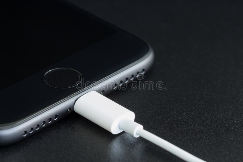 Το iPhone 7 κινηματογραφήσεων σε πρώτο πλάνο ο Μαύρος μεταλλινών συνδέει με το καλώδιο usb στοκ εικόνες με δικαίωμα ελεύθερης χρήσης Το iPhone 7 κινηματογραφήσεων σε πρώτο πλάνο ο Μαύρος μεταλλινών συνδέει με το καλώδιο usb στοκ εικόνες με δικαίωμα ελεύθερης χρήσης