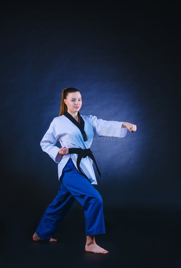 Το karate κορίτσι με τη μαύρη ζώνη στοκ εικόνες Το karate κορίτσι με τη μαύρη ζώνη στοκ εικόνες
