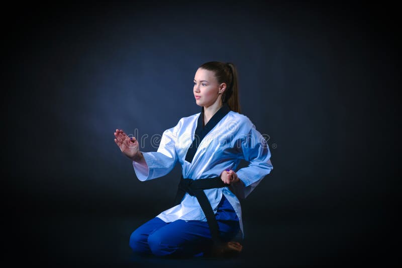 Το karate κορίτσι με τη μαύρη ζώνη στοκ φωτογραφίες Το karate κορίτσι με τη μαύρη ζώνη στοκ φωτογραφίες