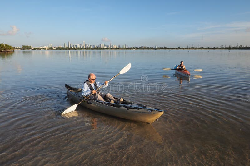 Το Kayakers στην αρκούδα έκοψε βασικό Biscayne, Φλώριδα στοκ φωτογραφία με δικαίωμα ελεύθερης χρήσης Το Kayakers στην αρκούδα έκοψε βασικό Biscayne, Φλώριδα στοκ φωτογραφία με δικαίωμα ελεύθερης χρήσης