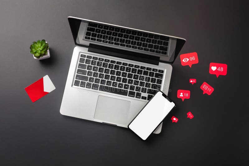 Το lap-top σε έναν μαύρο υπολογιστή γραφείου με ένα φλιτζάνι του καφέ, ένα τηλέφωνο και η WI-Fi υπογράφουν, εργασία στα κοινωνικά στοκ φωτογραφία Το lap-top σε έναν μαύρο υπολογιστή γραφείου με ένα φλιτζάνι του καφέ, ένα τηλέφωνο και η WI-Fi υπογράφουν, εργασία στα κοινωνικά στοκ φωτογραφία