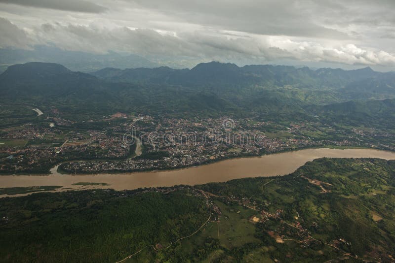 Το Luang prabang luang prabang luang prabang εξωραΐζει, ουρανός του Λάος φύσης, ταξίδι, άποψη, πόλη, δέντρο, κωμόπολη, άποψη, Ασί στοκ φωτογραφία Το Luang prabang luang prabang luang prabang εξωραΐζει, ουρανός του Λάος φύσης, ταξίδι, άποψη, πόλη, δέντρο, κωμόπολη, άποψη, Ασί στοκ φωτογραφία