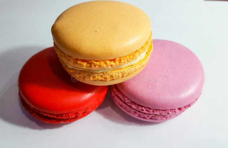 Το Macaron είναι μια γαλλική παρασκευή των λευκών αυγών, της κονιοποιημένης ζάχαρης, της κοκκοποιημένης ζάχαρης, των επίγειων αμυ στοκ εικόνα με δικαίωμα ελεύθερης χρήσης Το Macaron είναι μια γαλλική παρασκευή των λευκών αυγών, της κονιοποιημένης ζάχαρης, της κοκκοποιημένης ζάχαρης, των επίγειων αμυ στοκ εικόνα με δικαίωμα ελεύθερης χρήσης