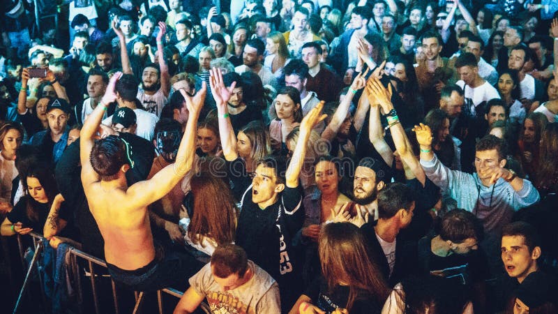 Το Millennials χορεύει στη λέσχη νύχτας Κόμμα λεσχών νύχτας στοκ εικόνες Το Millennials χορεύει στη λέσχη νύχτας Κόμμα λεσχών νύχτας στοκ εικόνες