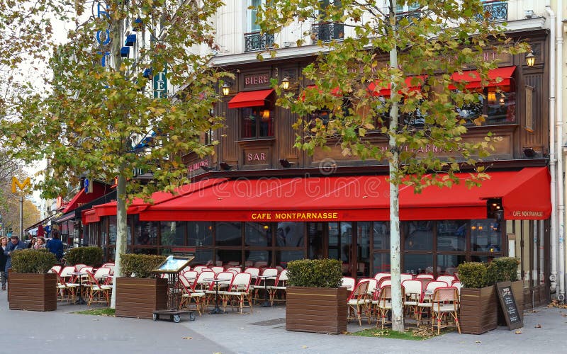 Το Montparnass είναι ένας χαρακτηριστικός παρισινός καφές που βρίσκεται στη λεωφόρο Montparnasse στο Παρίσι, Γαλλία στοκ φωτογραφίες με δικαίωμα ελεύθερης χρήσης Το Montparnass είναι ένας χαρακτηριστικός παρισινός καφές που βρίσκεται στη λεωφόρο Montparnasse στο Παρίσι, Γαλλία στοκ φωτογραφίες με δικαίωμα ελεύθερης χρήσης