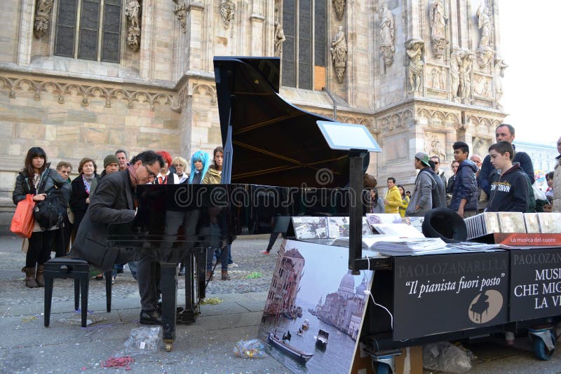 Το Pianist Paolo Zanarella δίνει την ελεύθερη οδό μουσικής παρουσιάζει παιχνίδι του μεγάλου πιάνου του στο Duomo του Μιλάνου στοκ εικόνες Το Pianist Paolo Zanarella δίνει την ελεύθερη οδό μουσικής παρουσιάζει παιχνίδι του μεγάλου πιάνου του στο Duomo του Μιλάνου στοκ εικόνες