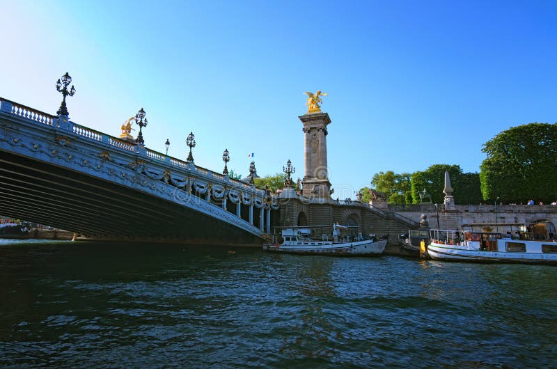 Το Pont Alexandre 3 είναι πιό κομψή, μεγαλοπρεπής, και πολυτελής γέφυρα στο Παρίσι Άποψη από τη βάρκα τουριστών Γαλλία Παρίσι στοκ φωτογραφία Το Pont Alexandre 3 είναι πιό κομψή, μεγαλοπρεπής, και πολυτελής γέφυρα στο Παρίσι Άποψη από τη βάρκα τουριστών Γαλλία Παρίσι στοκ φωτογραφία