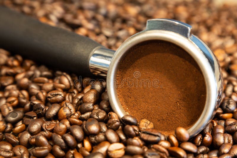 Το Portafilter στο υπόβαθρο φασολιών καφέ, ψημένα φασόλια καφέ από roaster καφέ, σκόνη καφέ στο portafilter, προετοιμάζεται στοκ εικόνες με δικαίωμα ελεύθερης χρήσης Το Portafilter στο υπόβαθρο φασολιών καφέ, ψημένα φασόλια καφέ από roaster καφέ, σκόνη καφέ στο portafilter, προετοιμάζεται στοκ εικόνες με δικαίωμα ελεύθερης χρήσης
