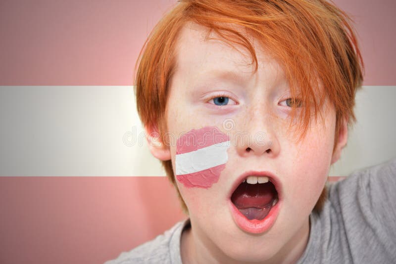 Το Redhead αγόρι ανεμιστήρων με την αυστριακή σημαία χρωμάτισε στο πρόσωπό του στοκ εικόνες Το Redhead αγόρι ανεμιστήρων με την αυστριακή σημαία χρωμάτισε στο πρόσωπό του στοκ εικόνες