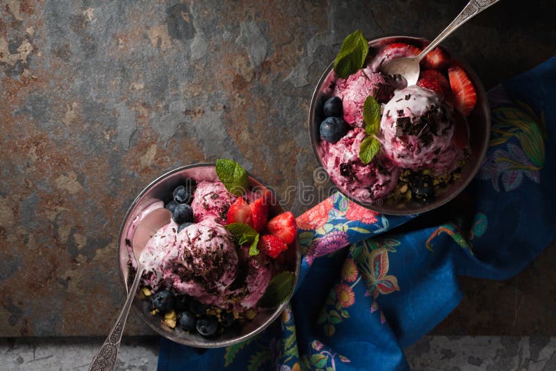 Το Semifreddo με τα μούρα στο επιδόρπιο μετάλλων κυλά οριζόντιο στοκ φωτογραφίες Το Semifreddo με τα μούρα στο επιδόρπιο μετάλλων κυλά οριζόντιο στοκ φωτογραφίες